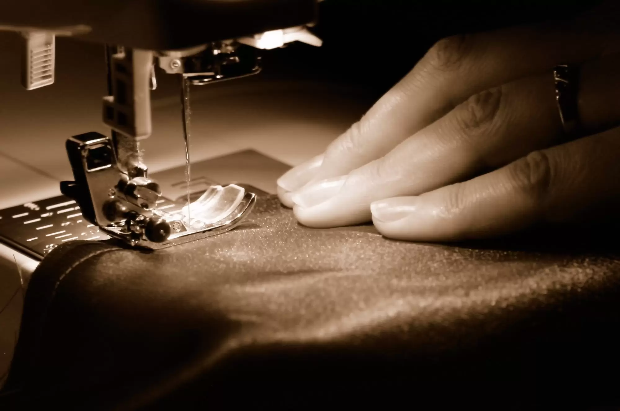 Best Industrial Sewing Machine – Buyer’s Guide and Reviews Industrial sewing machine needle close up